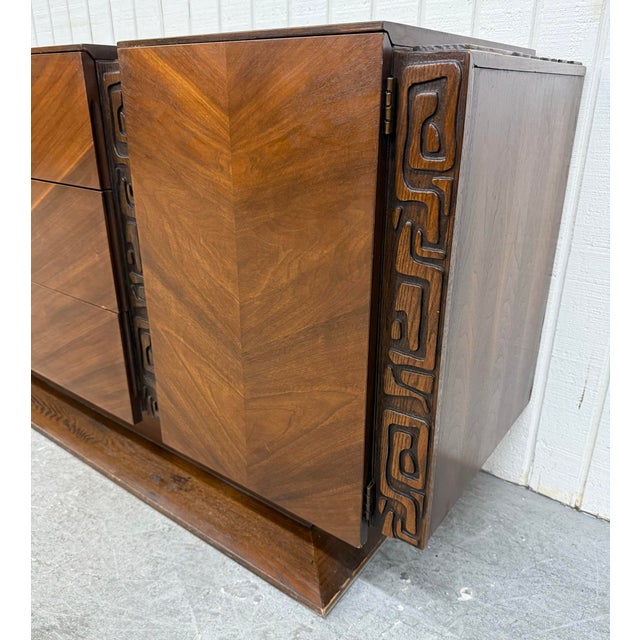 Mid-Century Modern Mid-Century Modern United Tiki Walnut 9-Drawer Dresser For Sale - Image 3 of 11