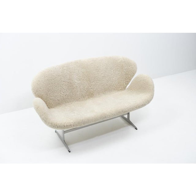 2000 - 2009 Swan Sofa in Sheepskin by Arne Jacobsen for Fritz Hansen, 2000s For Sale - Image 5 of 16