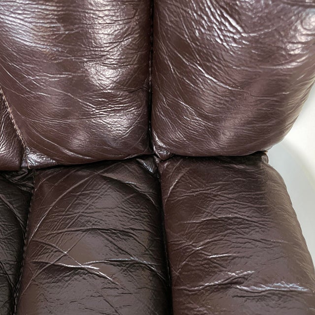 Italian Space Age Gaia Armchairs in White Fiberglass and Brown Leather by Carlo Bartoli for Arflex, 1970s, Set of 2 For Sale - Image 11 of 18