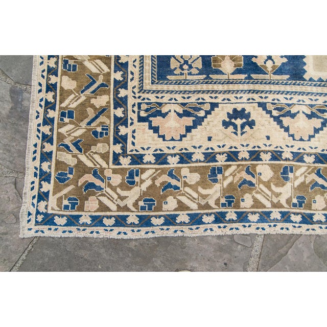 Traditional House of Séance - 1920s Antique Oushak Medallion Hand-Knotted Rug - 7’6” X 13’4” For Sale - Image 3 of 10