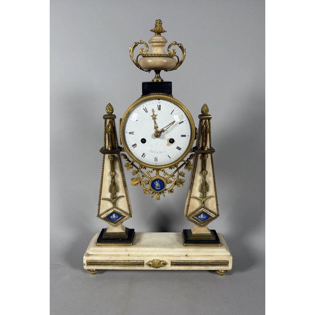 Louis XVI period portico clock, white marble and Wedgwood porcelain, 18th century For Sale