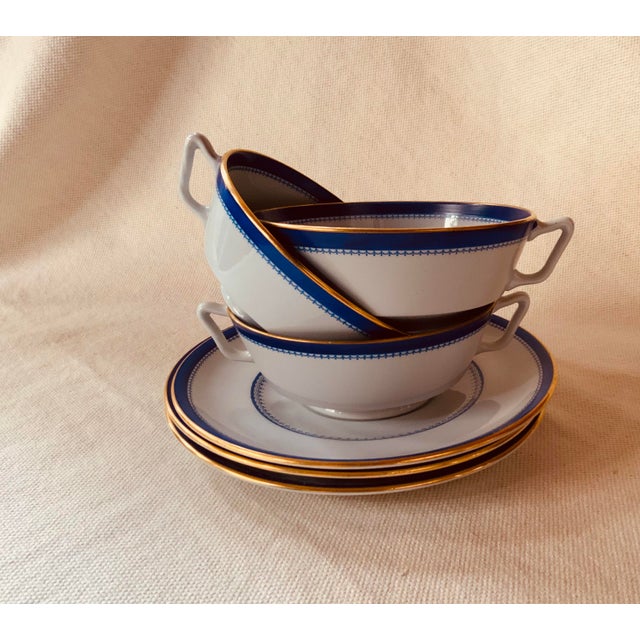 English Copeland Spode Heritage Pattern Trio of Double Handled Soup Bowls & Saucers - Chinoiserie Blue & White With English Armorial Crests For Sale - Image 3 of 12