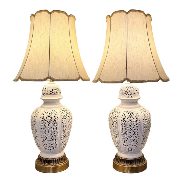 Vintage Hollywood Regency White Reticulated Ceramic Temple Jar Table Lamps - A Pair For Sale