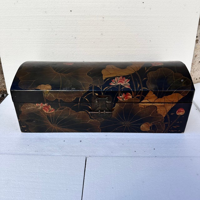 Japanese Taisho Era Urushi-E Trunk, 1920 For Sale - Image 9 of 18