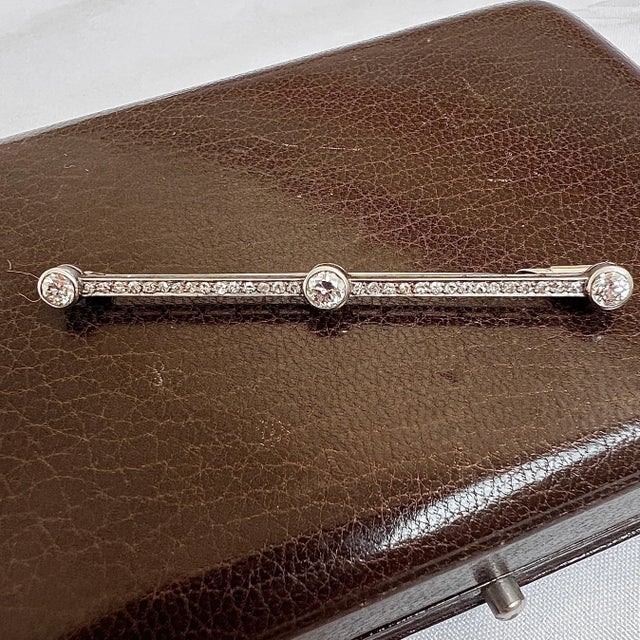 Early 20th Century Art Deco Diamond Bar Brooch - 1ct Old European Cut Diamonds - Platinum & 18k For Sale - Image 4 of 6
