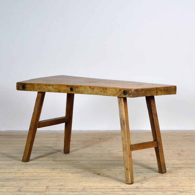 This authentic butcher’s table from the 1920s is a characterful piece of furniture with a rich, artisanal appearance. The...