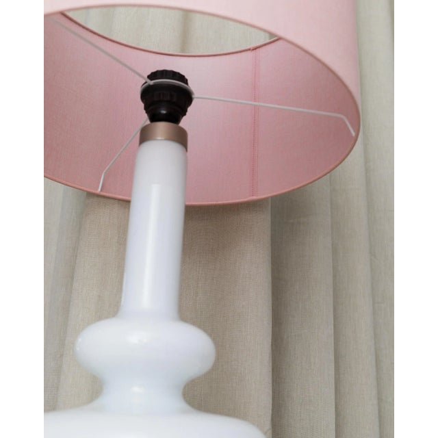 Hand-Blown White Glass Plaza Table Lamp by Hsin-Lung Lin for Glassworks, 1970s For Sale - Image 10 of 11