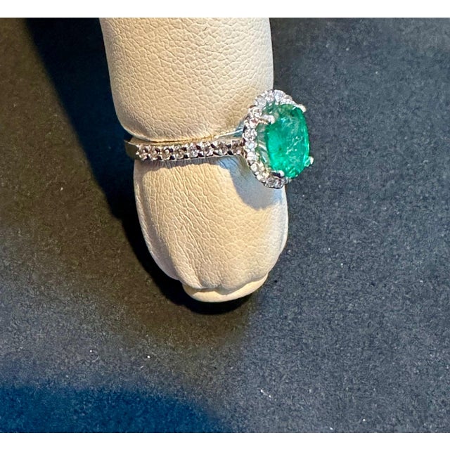 2020s 6x8mm Oval Cut Natural Emerald & 1 Ct Natural Diamond Halo Engagement Ring For Sale - Image 5 of 8