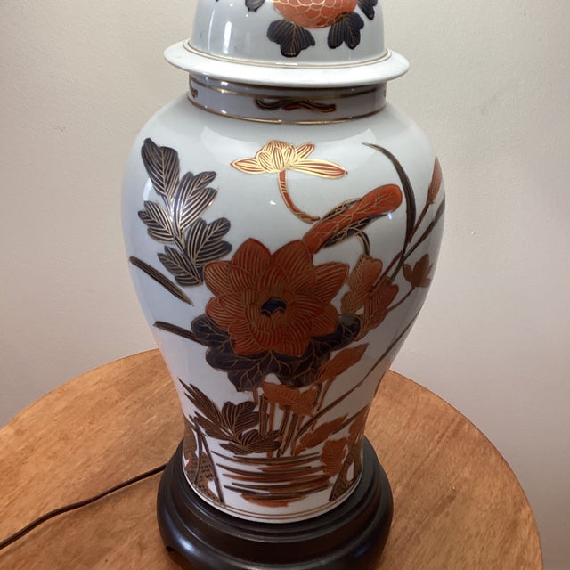 Early 20th Century Vintage Frederick Cooper Ceramic Ginger Jar Table Lamp Hand-Pained Floral Motif, Pleated Fabric Shade on Wood Base For Sale - Image 5 of 12
