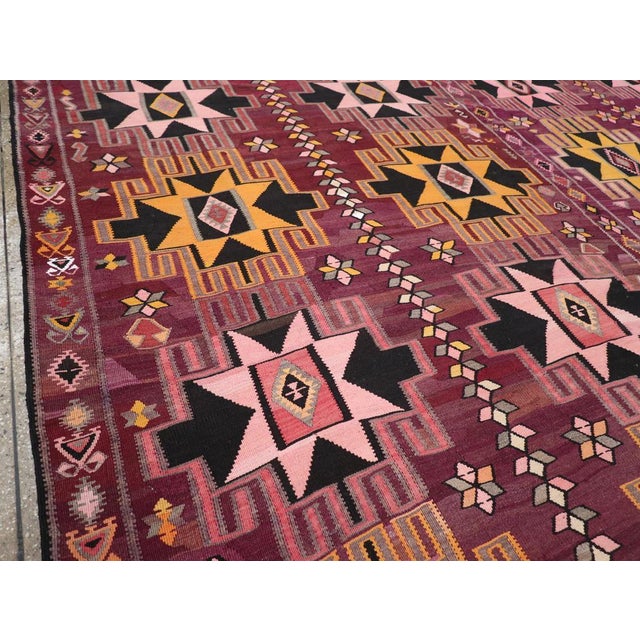 Tribal Galerie Shabab Collection Mid-20th Century Turkish Flatweave Kilim Carpet For Sale - Image 3 of 8