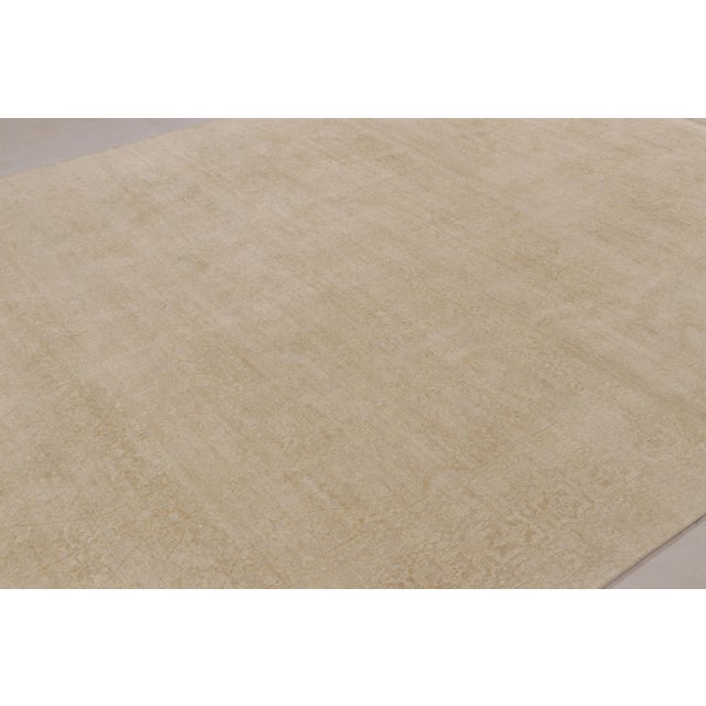 This magnificent 8x10 Modern rug from Rug & Kilim’s collection is a study in subtle luxury and monochromatic beauty, hand-...