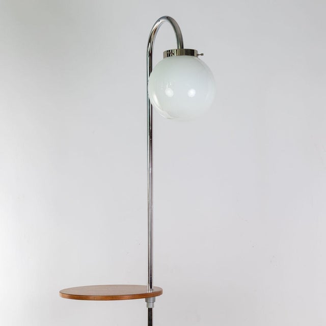 At almost two meters tall, this original Art Deco lamp from the 1930s is far more than just a light source. Manufactured...