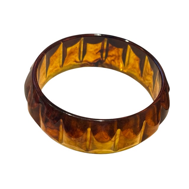 Mid 20th Century Vintage Carved Bakelite Bangle Bracelet in Marbled Amber Root Beer Tones For Sale - Image 5 of 7