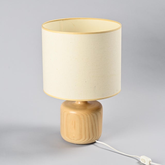 French table lamp in solid elm, circa 1970. The base, carved from a single piece of wood, has an organic shape with...