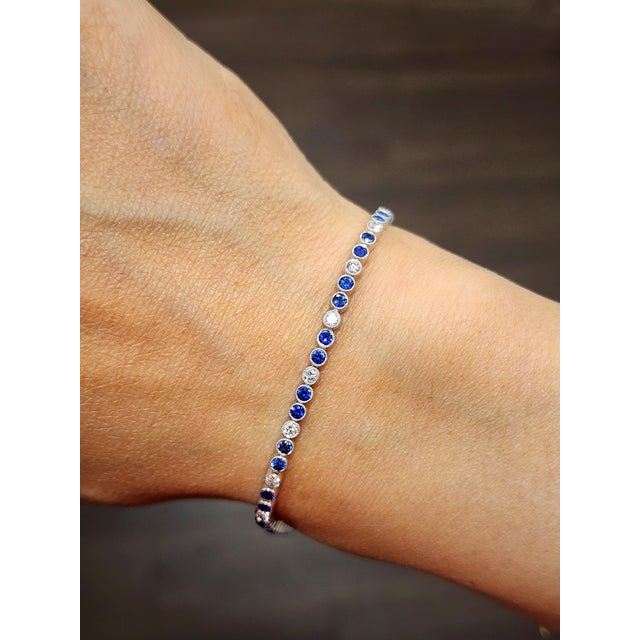 Modern 2.20 Ct Natural Ceylon Sapphire & Diamond Tennis Bracelet For Sale - Image 3 of 8