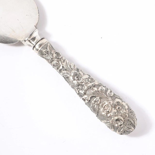 Art Nouveau Floral Sterling Silver Cake Server With D Monogram by Kirk Stieff For Sale - Image 4 of 10