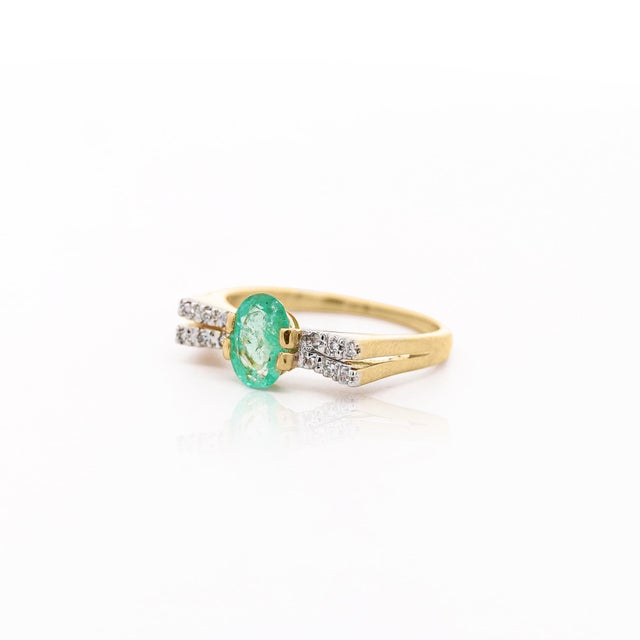 0.86 Carat Vibrant Green Oval Cut Emerald & Diamond in 14ky Gold Statement Ring, Size 7.25 For Sale - Image 4 of 8