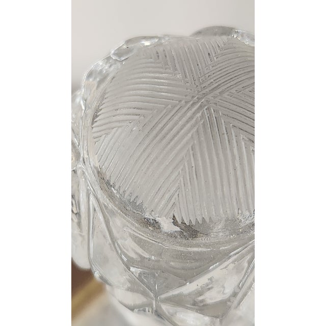 1960s Mid-Century Cut Modern Crystal Decanter With Faceted Stopper – Starburst and Crosshatch Pattern For Sale - Image 16 of 18