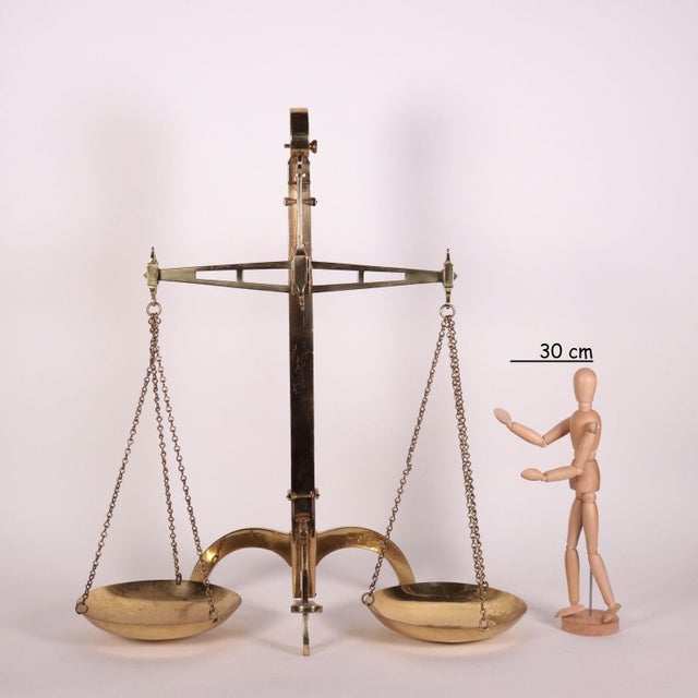 Victorian scale with equal arms for banker in brass, with base lever bearing the manufacturer's mark "Doyle & son London...