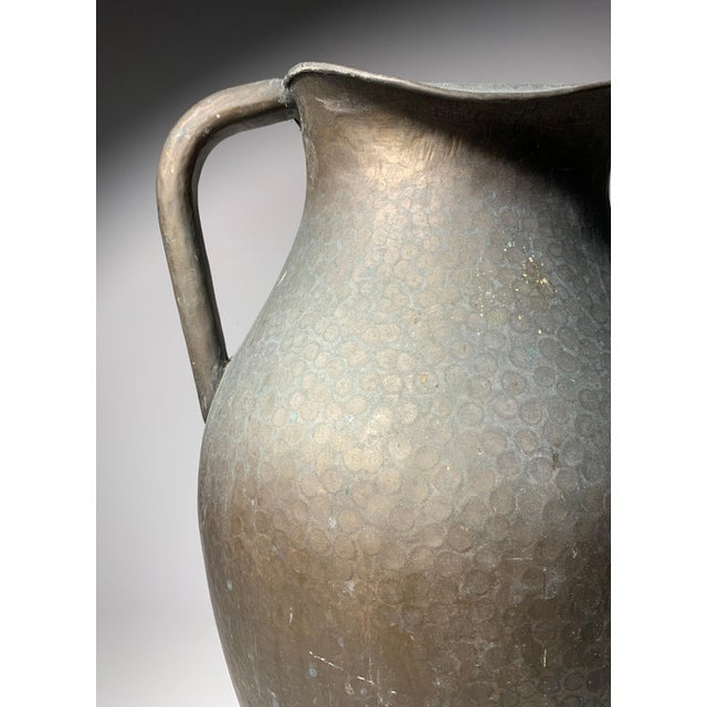 Mid 20th Century A Large Italian Egidio Casagrande Hammered Brass Garden Urn Vase / Aldo Tura For Sale - Image 5 of 7