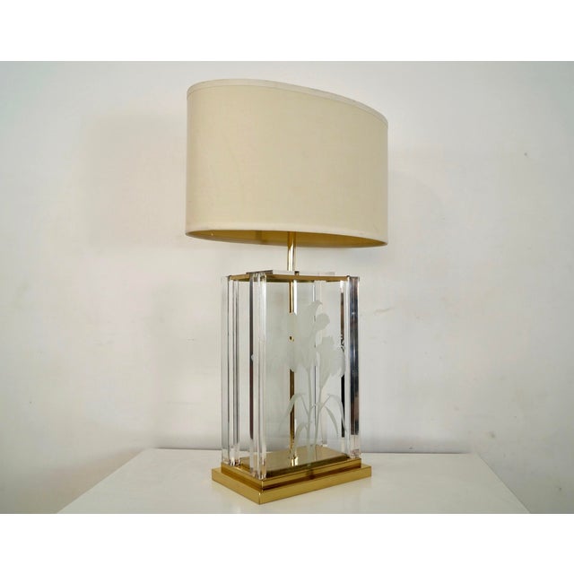 Art Deco 1980’s Hollywood Regency Etched Glass, Brass, & Lucite Table Lamp by Fredrick Ramond For Sale - Image 3 of 12