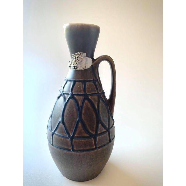 Mid-century Bay Keramik vase, West Germany Great condition Measures: 18 cm height, 8 cm width Model no: 222-17 The company...