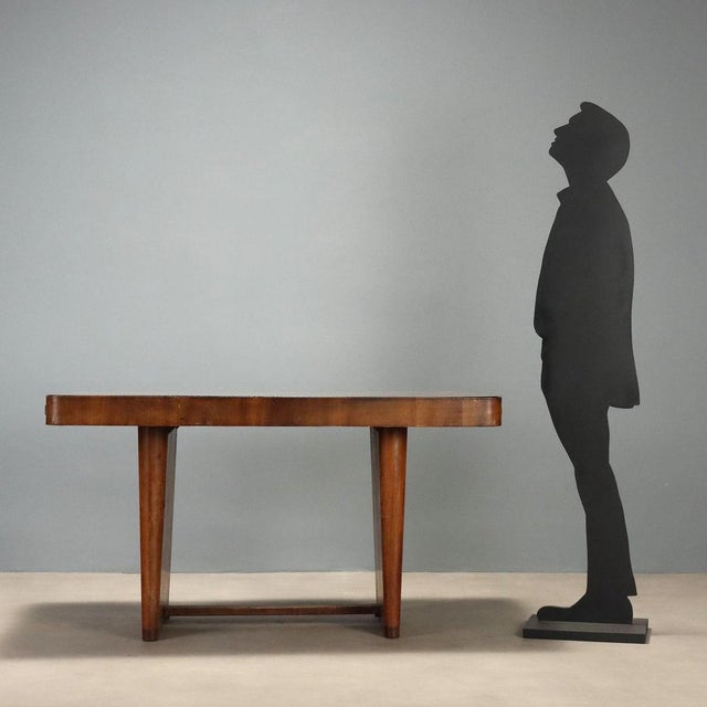 1940s table in burl veneer wood, featuring a simple and essential design typical of the period. The tabletop finish has...