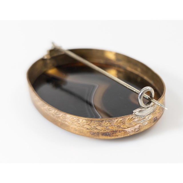19th Century Purple Banded Agate Brooch Pin in Gold Filled Mounts For Sale In New York - Image 6 of 6