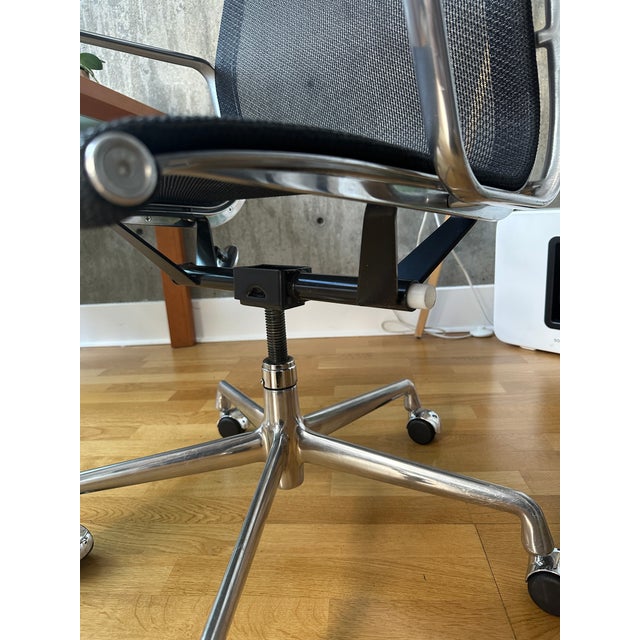 Authentic Eames Aluminum Group Ea335 Task Chair For Sale - Image 9 of 11