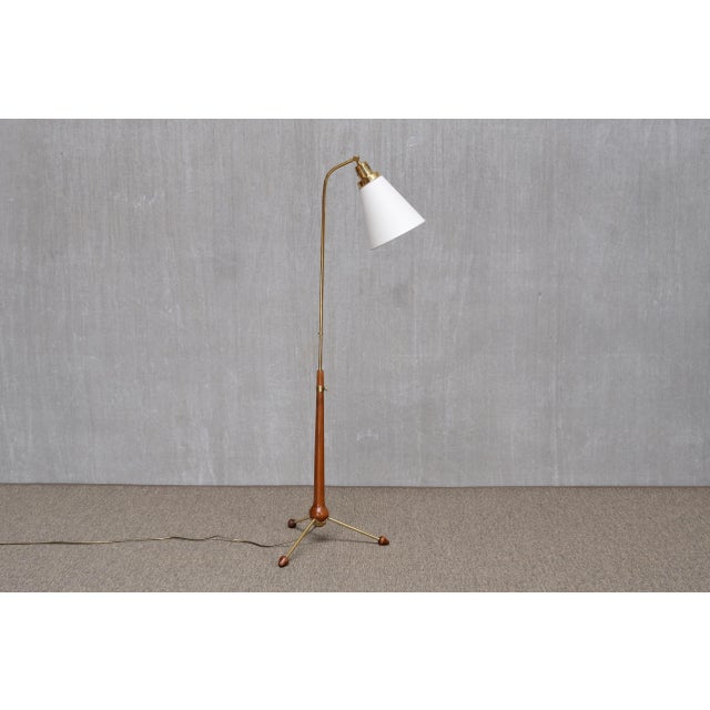 Brass and Elm Model 547 Floor Lamp by Hans Bergström for Ateljé Lyktan, Sweden, 1940s For Sale - Image 11 of 11