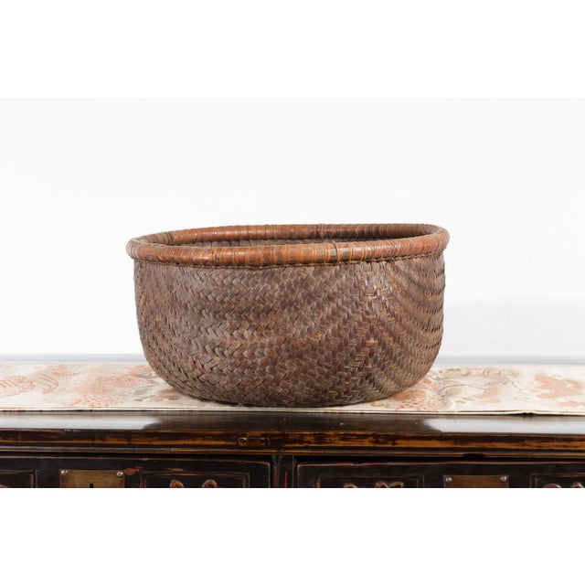 Rustic Chinese Qing Dynasty 19th Century Woven Rattan Round Grain Basket For Sale In New York - Image 6 of 11