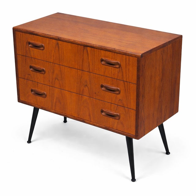 This refurbished G-Plan Fresco Chest of Drawers is an iconic mid-century piece, crafted from teak and featuring tapered...