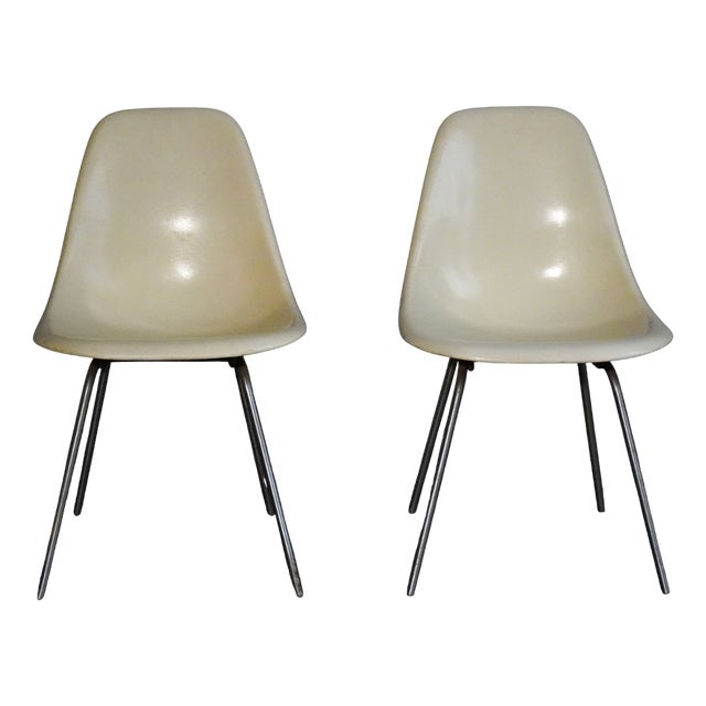 Vintage Cream Fiberglass Chairs by Charles & Ray Eames for Herman Miller, 1950s, Set of 2 For Sale