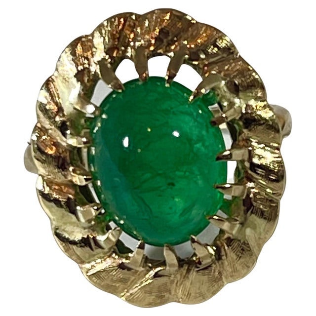 Traditional 4.5 Carat Oval Emerald Cabochon 14 Karat Yellow Gold Cocktail Ring Vintage For Sale - Image 3 of 18