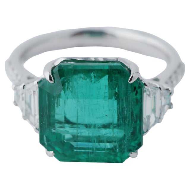 Gw=6.670gm Nw=4.690gm 18k gold Diamond fancy=0.81cts Emerald =9.08cts