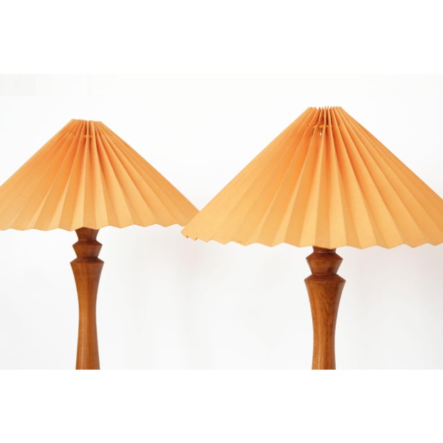 Vintage French Wood Baluster Table Lamps with Pleated Orange Shades, 1960s, Set of 2 For Sale - Image 4 of 13