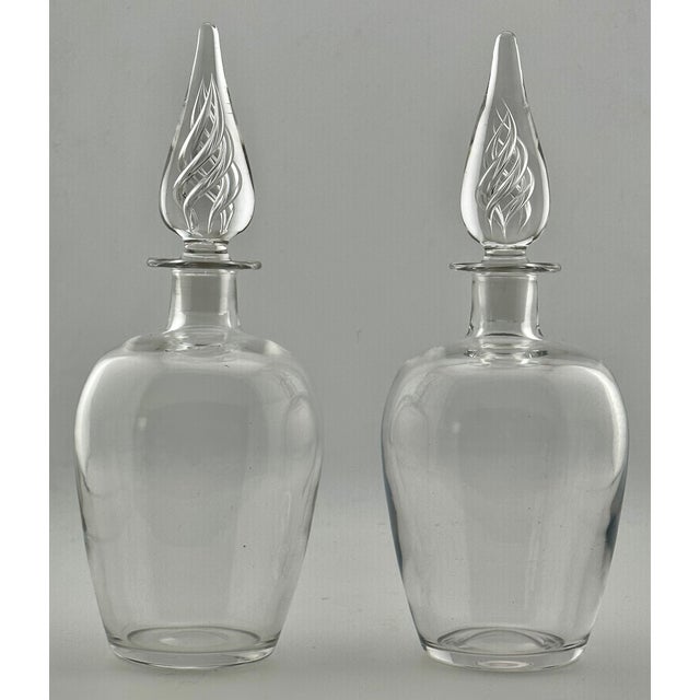Mid 20th Century Fine Quality Matched Pair of Mid Century Hand Blown Crystal Decanters With Internal Air Bubble Twist Stopper For Sale In Boston - Image 6 of 18