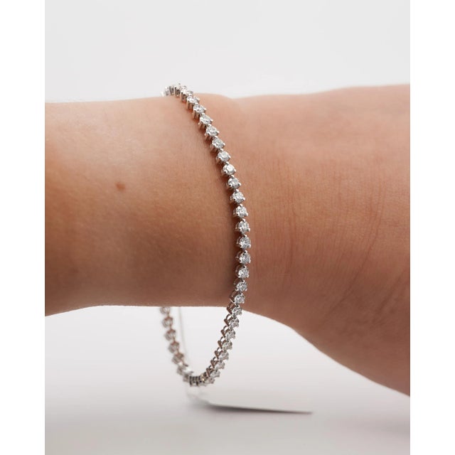 Modern 4 Carat Round Natural Diamond 2.7mm 3-Prong Tennis Bracelet in 18k White Gold 7" For Sale - Image 3 of 9