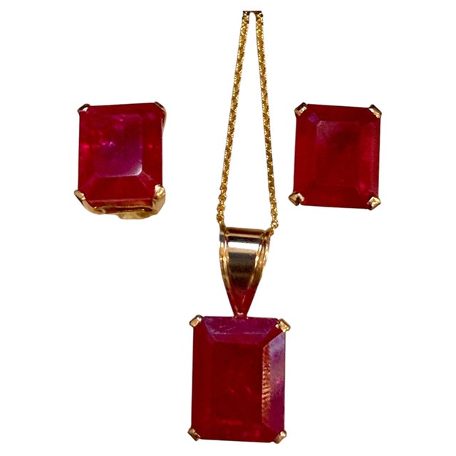 2020s 24 Carat Cushion Cut Treated Ruby Earring & Pendant Set 14 Kt Yellow Gold Chain For Sale - Image 5 of 8