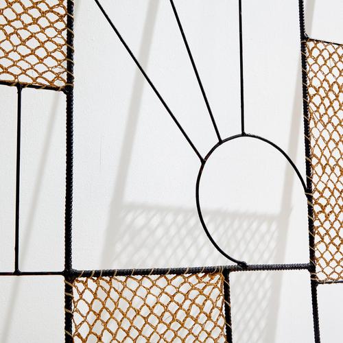 Rattan and metal coat rack from the 1970s. In addition to its four hooks, it also comes with a shelf for even more packing...