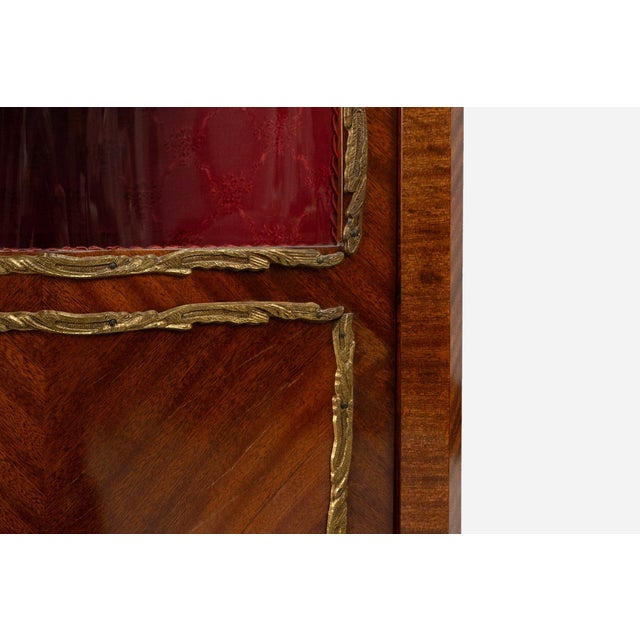 French Louis XV Style Corner Display Cabinet with Arched Glass, 1950 For Sale - Image 15 of 17