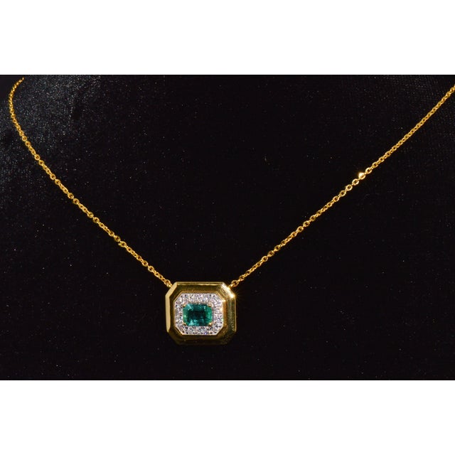 Gia Certified Natural 1.76Cts Emerald Diamond 18k Solid Gold Necklace For Sale - Image 9 of 17