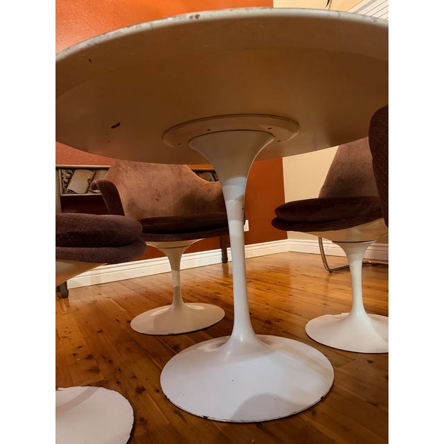 Knoll Vintage Mid Century Eero Saarinen for Knoll Tulip Dining Table and 4 Swivel Chairs For Sale - Image 4 of 10