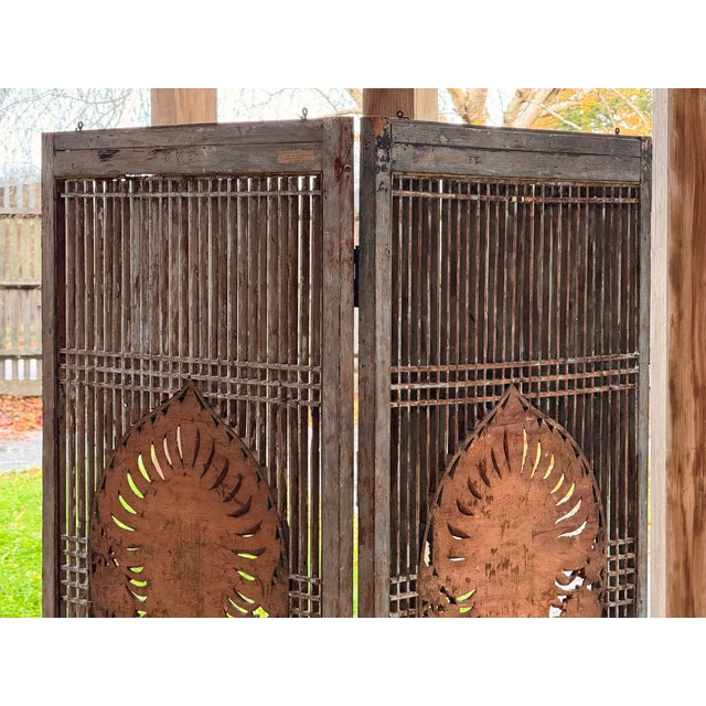 Antique Gilt 2-Panel Carved Lattice Screen with Peacock Medallions, 1890s For Sale - Image 14 of 18