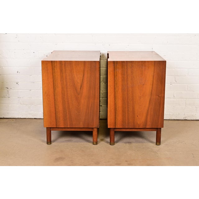1960s John Widdicomb Mid-Century Modern Hollywood Regency Sculpted Walnut Nightstands, Pair For Sale - Image 9 of 12