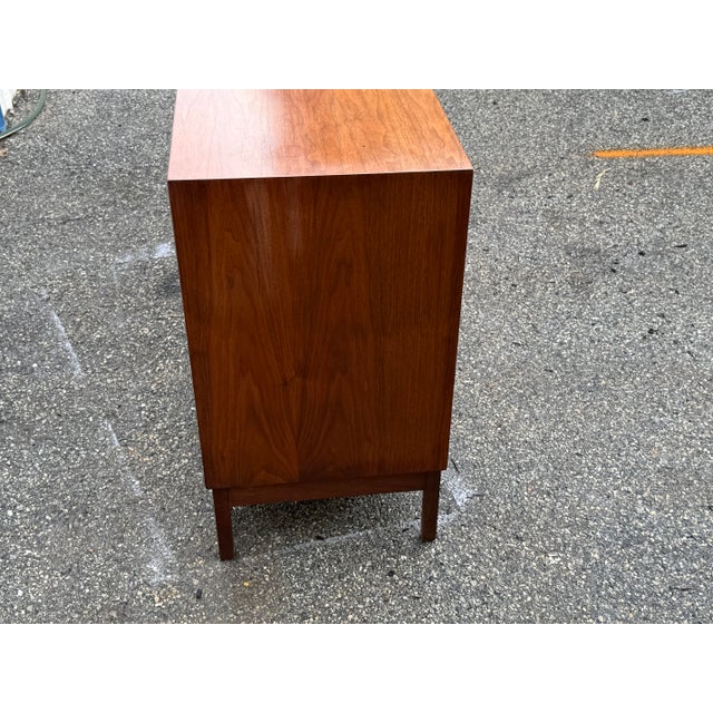 Vintage Mid-Century Modern Walnut Credenza / Dresser For Sale In Philadelphia - Image 6 of 12