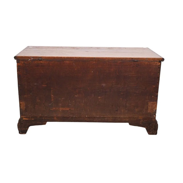 This antique 1820s American Pennsylvania Blanket Chest is a fully assembled rectangular piece made of pine with a solid...