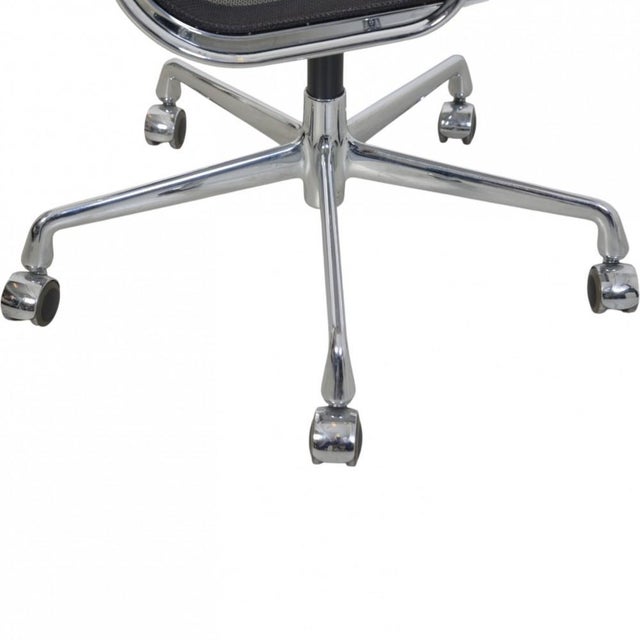 EA-117 Office Chair in Black Mesh by Charles Eames, 2000s For Sale - Image 9 of 17