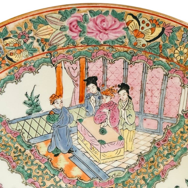 Chinoiserie Large Mid-20th Century Hand-Painted Chinese Export Rose Medallion Charger 16.25" For Sale - Image 3 of 10