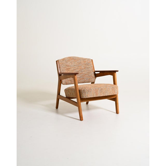 Beech frame, teak armrests, and bouclé fabric upholstery. Danish production, 1960s. The frame combines a solid beech frame...